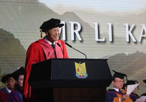 6月27日，李嘉诚出席汕头大学毕业典礼。汕头大学新闻学院供图