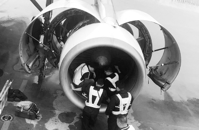 &nbsp;▲南航维修部门对飞机发动机进行全面检查