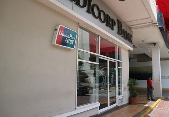 &nbsp;当地华人聚巨区，一家当地银行外张贴着银联标志