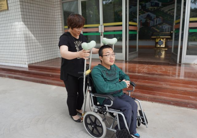 夏瑞云去学校接魏祥回家。新华社记者 张文静 摄