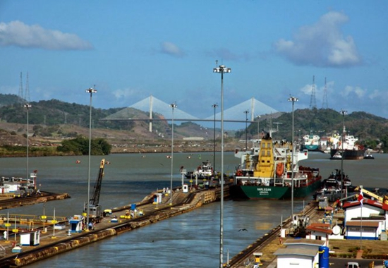 &nbsp; &nbsp; 大型船只通过巴拿马运河