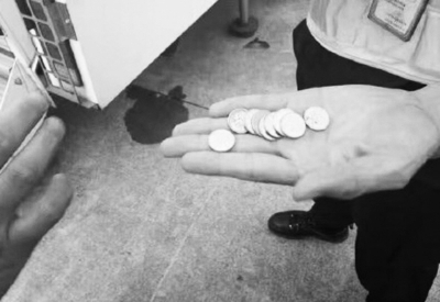 &nbsp;▲警方在现场找到的硬币