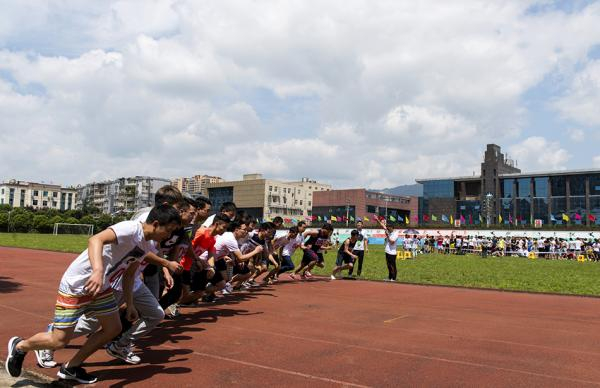 6月28日，贵州省仁怀市第一高级中学操场上，茅台酒厂对应聘者进行体能测试。 东方IC 图