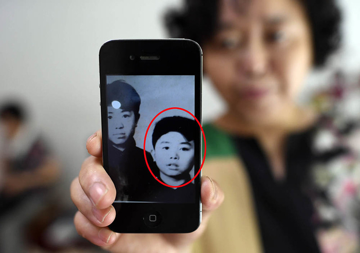 江南美手机里一直保留着三哥（红圈人物）少年时期的黑白照片，因为他和抱走的小弟很像 。