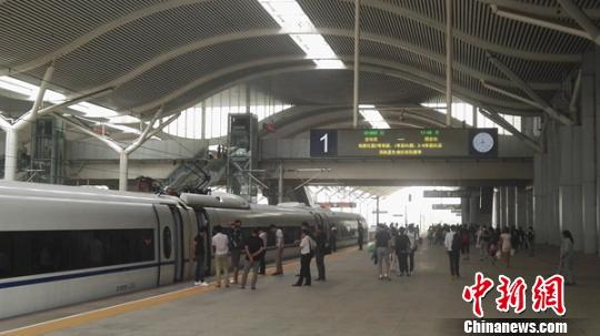 金华南至西安北的G1883次列车到达徐州东站。　张玉杯　摄