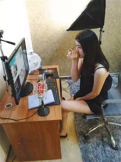 ▲6月24日，一位主播在直播间化妆。 新京报记者 罗亦丹 摄 &nbsp; &nbsp;