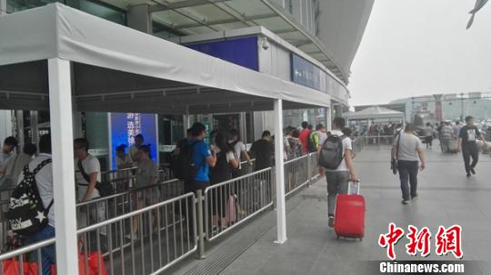 徐州东站新增150㎡雨棚防止旅客露天验票进站。　张玉杯 摄