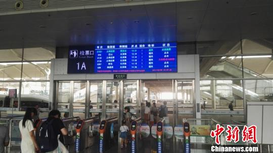 上海虹桥至西安北的G1921次列车旅客检票进站。　张玉杯 摄