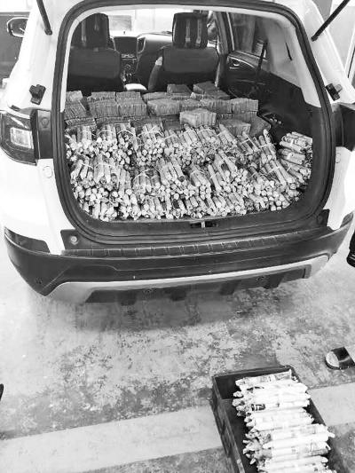 车后备厢内都是1元零钱