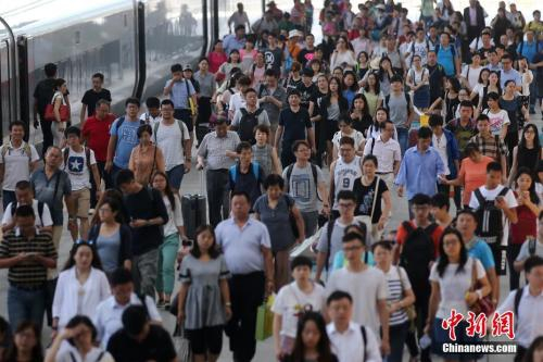 　　资料图：2016年8月31日，大批旅客乘坐高铁抵达南京火车站。当日，为期62天的暑运结束。 中新社记者 泱波 摄
