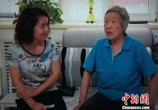 　　山西省长治市6月30日突降暴雨，一位老人徒手清理排水口的视频被传到网上，引起社会关注。图为这位“暖心奶奶”牛仁娇。长治市城区新闻中心供图