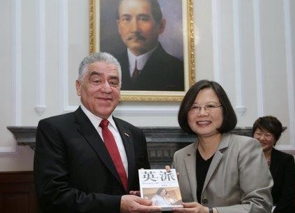 蔡英文接受多米尼加新任“驻台代表”索托呈递到任书。（图片来源：香港中评社）