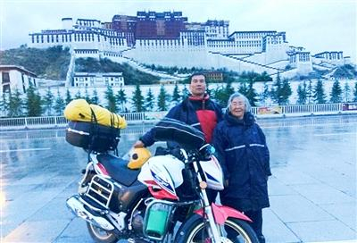 宋健挥和老母亲在布达拉宫广场合影留念