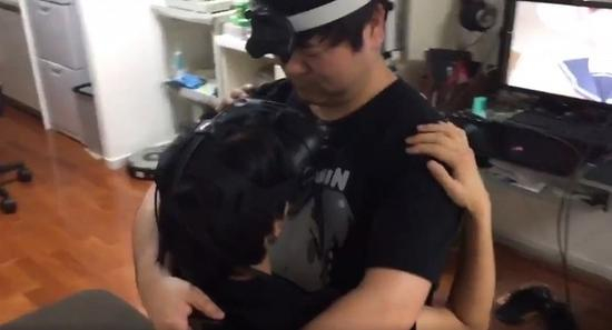  男子拥抱“真实”妹子。图片来源网络