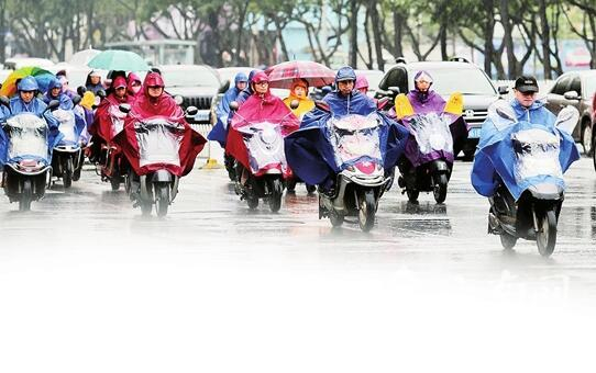 持续降雨给出行市民带来不便