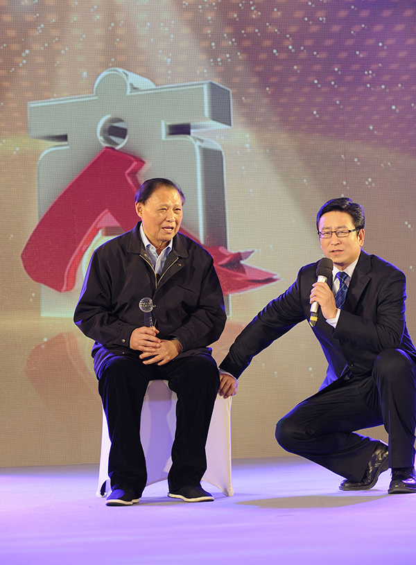 2010年度“风云浙商”颁奖典礼上，白岩松蹲着采访冯根生（图片来源：视觉中国）