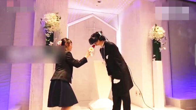 男子与虚拟新娘亲吻。视频截图