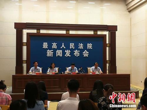 　　3日上午，最高人民法院举行首批员额法官宪法宣誓活动，并举行发布会，通报人民法院司法责任制等综合改革试点工作的有关情况。中新网记者 张尼 摄