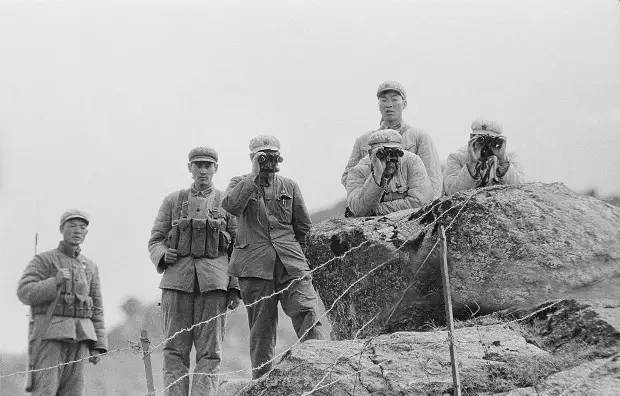 1967年中国军队官兵在观察乃堆拉山口的印军活动。