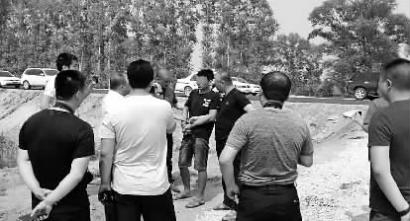  绑匪指认犯罪现场 本组图片 双辽警方供图
