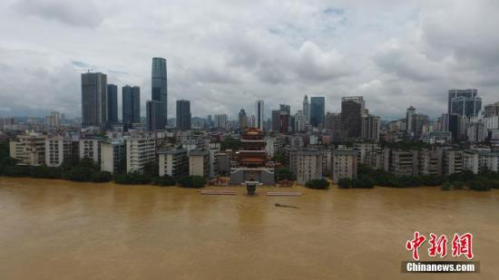 暴雨导致柳州呈现洪水围城情景（资料图）。 王以照 摄