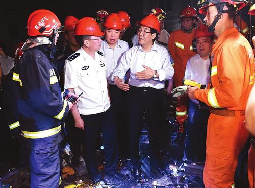 松原市宁江区道路施工燃气爆炸事故发生后，巴音朝鲁、刘国中一行连夜赶赴现场指挥救援。本报记者 宋锴 摄