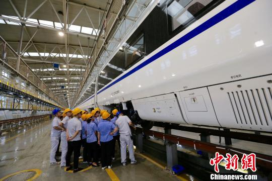  图为工作人员对动车组进行“体检”。　张远 摄