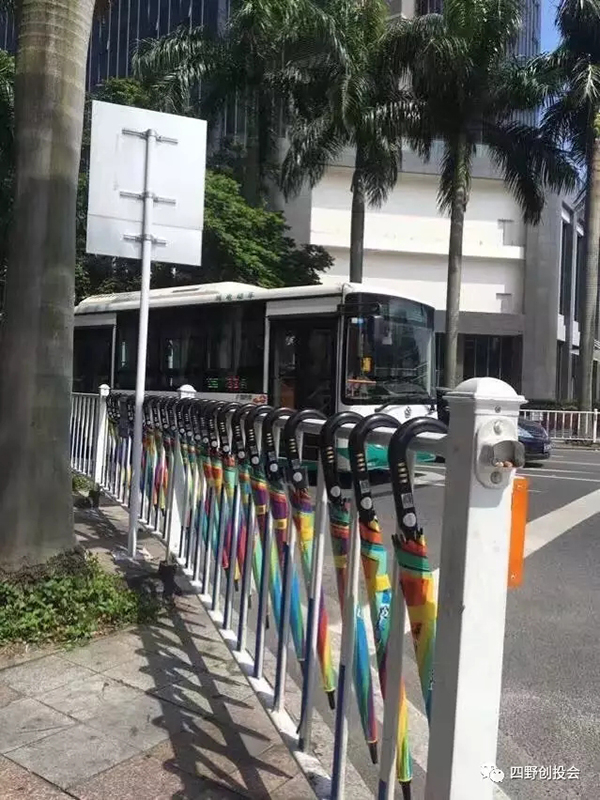 共享e伞一般投放在繁华街道两旁的人行道护栏上。 &nbsp;&nbsp;微信公众号“四野创投会” 图