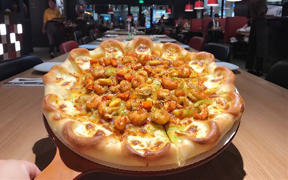 必胜客推出小龙虾口味的披萨