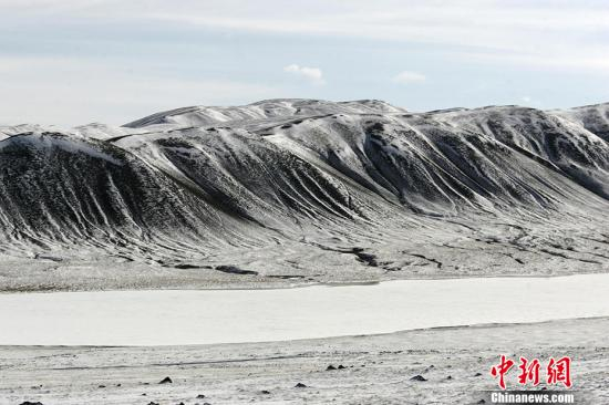 　　可可西里位于青藏高原西北部，夹在唐古拉山和昆仑山之间，面积达8.3万平方公里，是长江的主要源区之一。 中新社记者 武仲林 摄