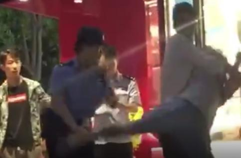  醉酒男子脚踹女民警。 视频截图