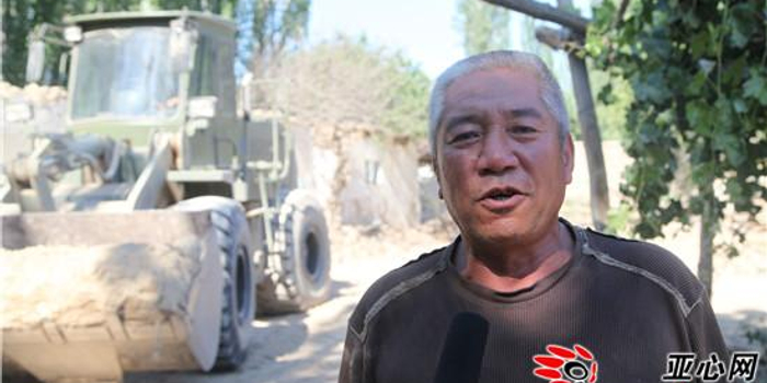 新疆和硕县灭土兴砖进行时 老百姓拍手叫好