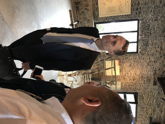 图为外国游客正在参观民宿