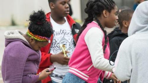 一名女孩在用手机上网。