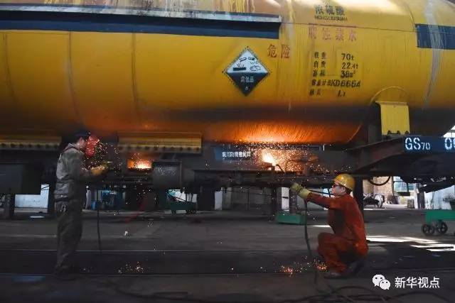  7月6日，陈晨与同事在罐外工作。