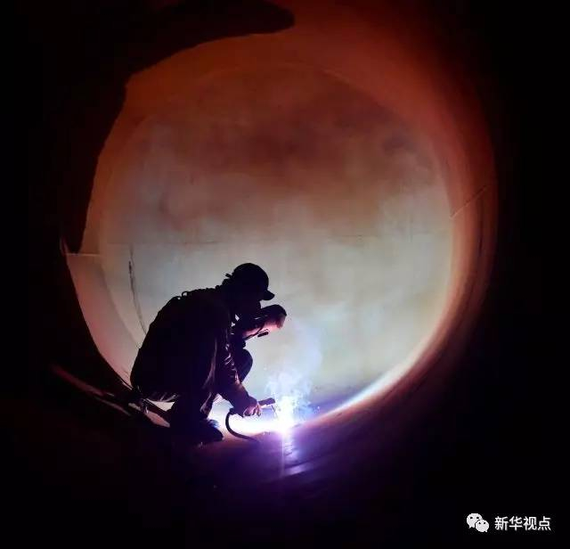  7月6日，南昌铁路局南昌南车辆段的熔接工陈晨在罐内工作。
