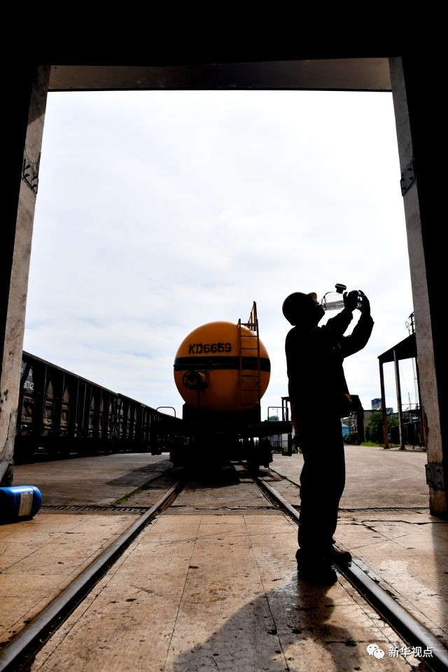  7月6日，陈晨的同事利用休息时间喝水。