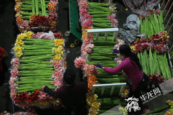 3万多平方米的展厅内，上万人在此交易。记者 李文科 摄