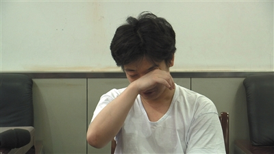 7月8日，犯罪嫌疑人马丛在看守所接受采访时掩面而泣。