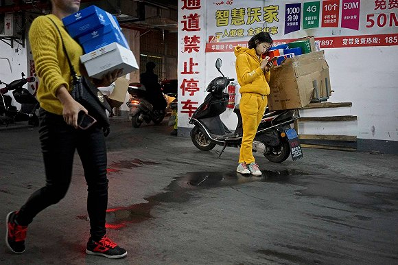 商贩正在市场内交易