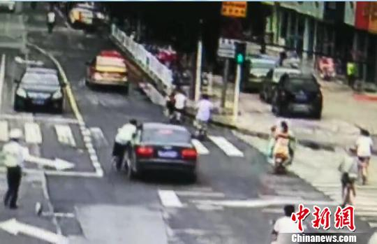 查酒驾的交警被醉酒司机驾车强力拖行。　警方监控截图　摄