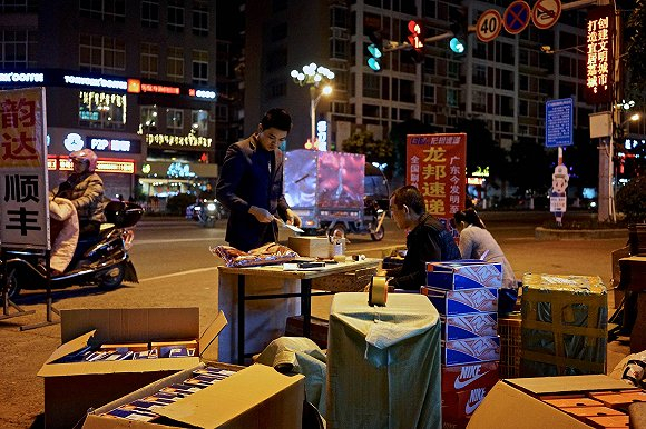 夜晚大批发货的商户
