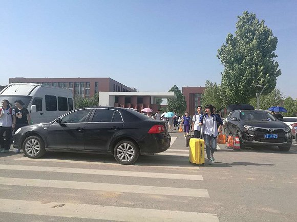 7月8日，衡水一中的学生们纷纷离校回家，来自各地的私家车辆将校门口堵得水泄不通。摄影：牛其昌“不能输在起跑线上”