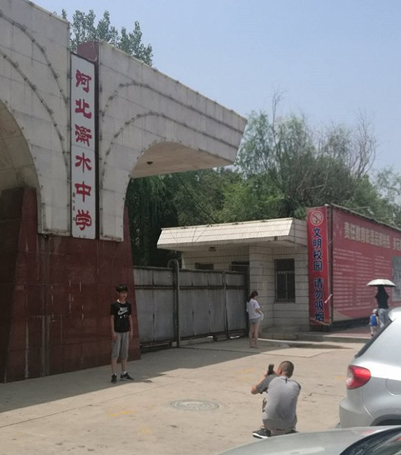 7月7日，慕名而来的外地学生在衡水中学门前拍照留念。摄影：牛其昌