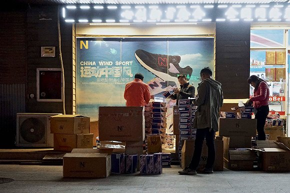 晚上的中国安福市场是高仿鞋的狂热交易市场