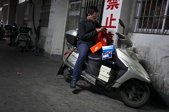 商贩正在市场内交易