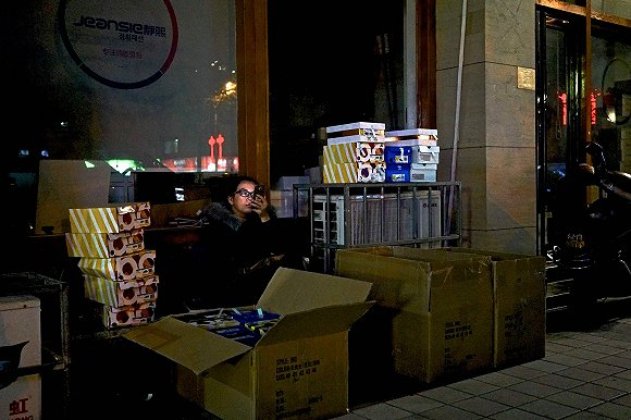 商贩正在市场内交易