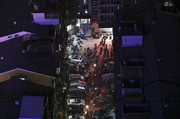 晚上的中国安福市场是高仿鞋的狂热交易市场