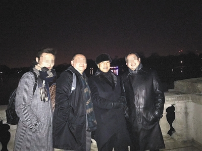 2016年，宋军（左二）在英国伦敦与逃亡富豪郭文贵（左三）合影。A16-A17版图片/受访者供图