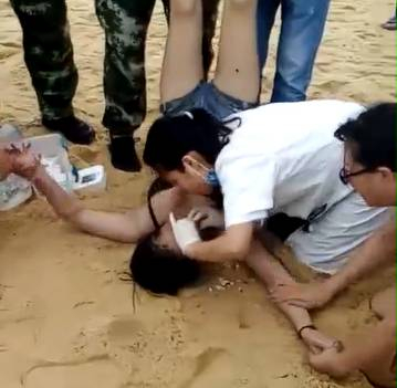  医护人员对溺水者进行人工呼吸